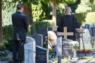 Bestattung Trauerfeier Begräbnis Urne Friedhof 19
